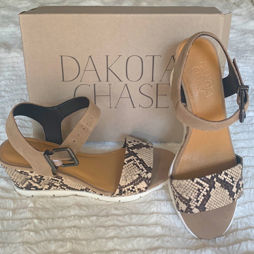 NIB Dakota Chase Aiden wedge sandals
